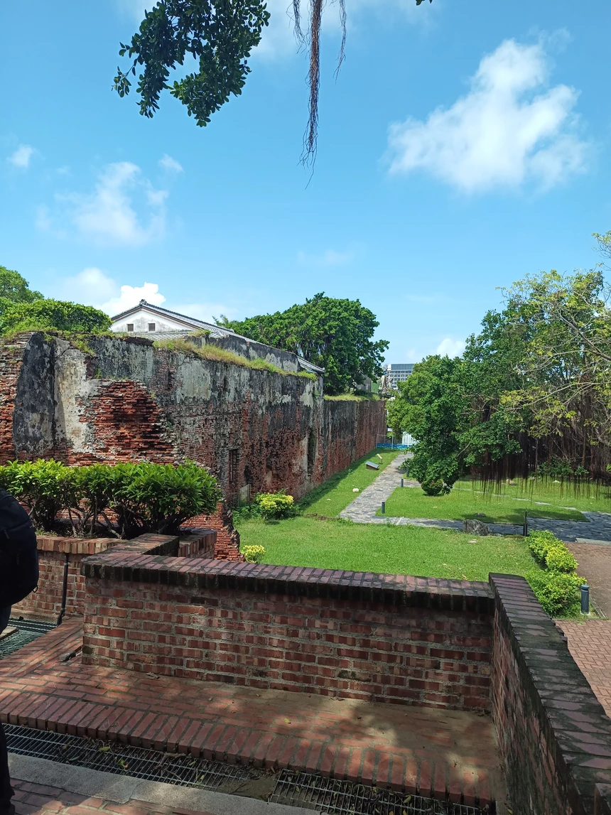Image: Photo taken on the FLX1 of the ancient wall in Tainan Photo taken on the FLX1 of the ancient wall in Tainan