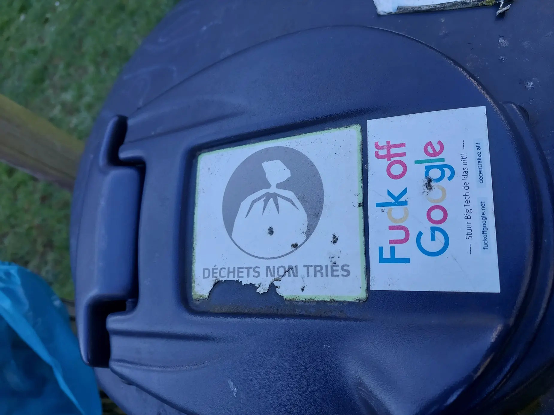 Image: "Fuck off Google" stuck to a trash bin "Fuck off Google" stuck to a trash bin