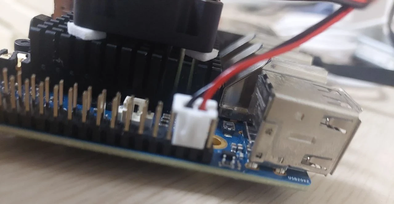Close up shot of the fan connected to the Orange Pi 5+. Note that the red(5V) is close to the USB port
