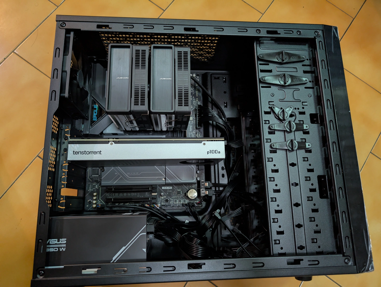 Image: The internals of the machine (-HDDs, +p100a) The internals of the machine (-HDDs, +p100a)